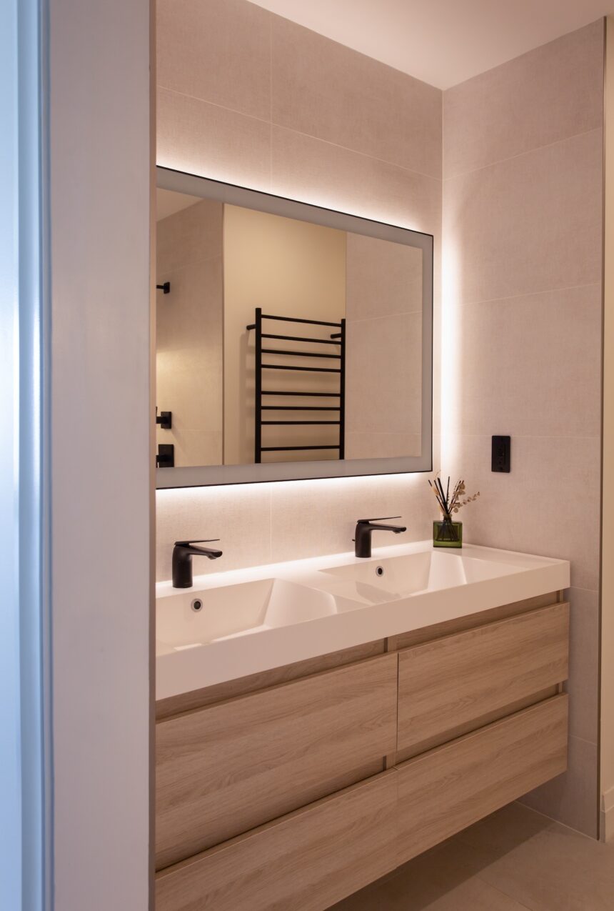 bathroom-design-behind-the-mirror-lighting