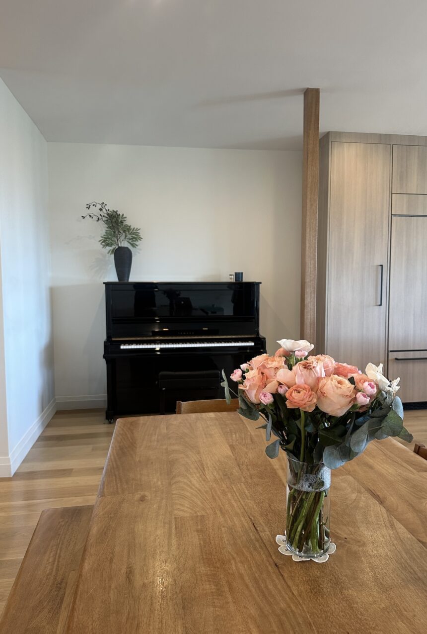 dining-table-with-vase-of-pink-roses